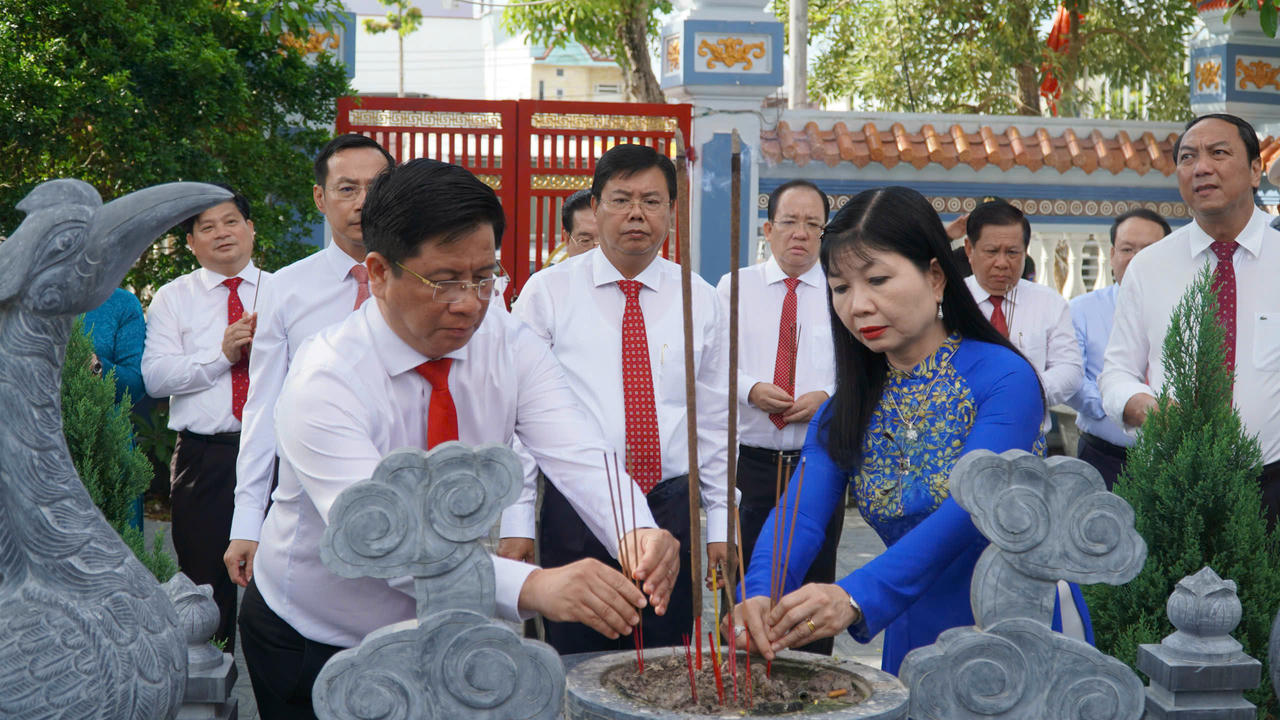 Lãnh đạo tỉnh An Giang dâng hương Anh hùng dân tộc Nguyễn Trung Trực.
