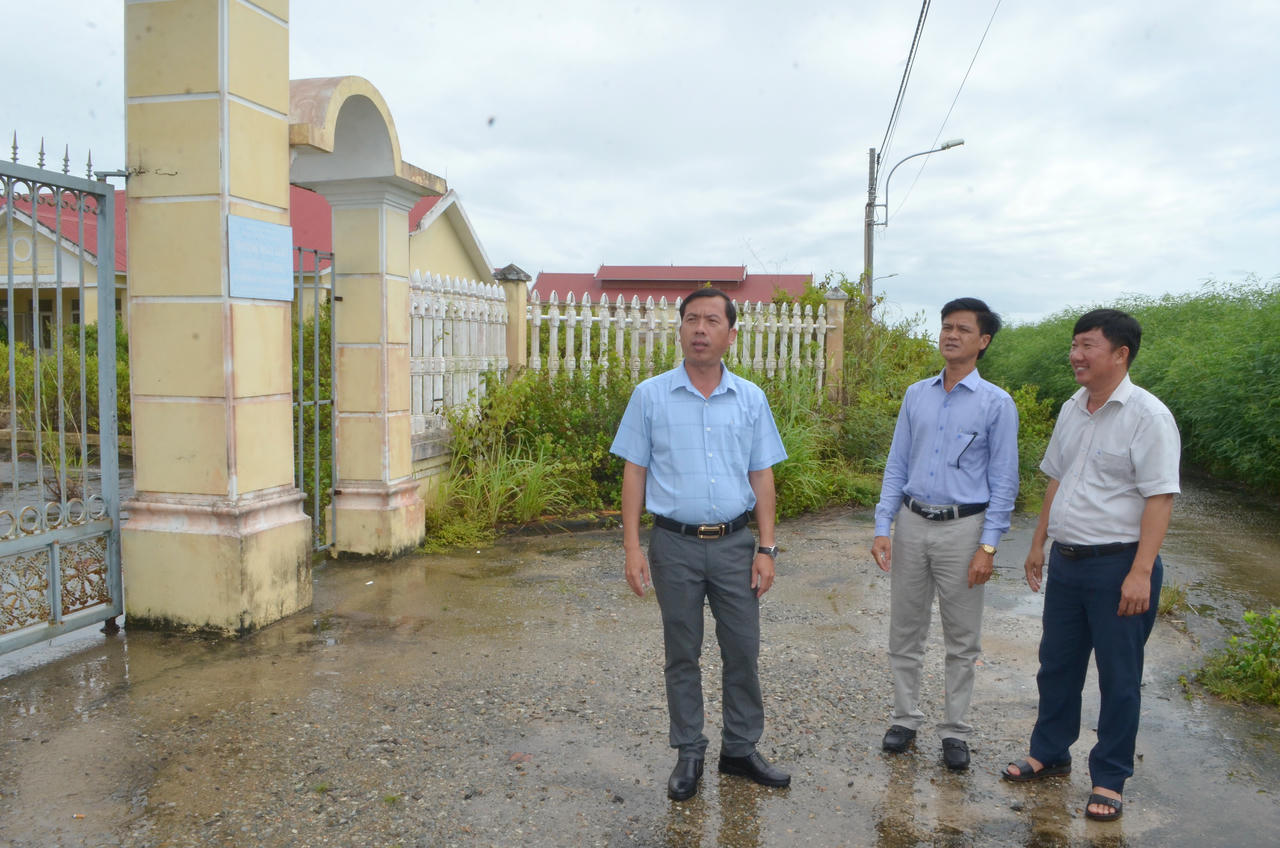 Ông Dương Quốc Nhẫn – Bí thư Đảng ủy xã (thứ nhất, bên trái sang), ông Võ Văn Bửu – Chủ tịch UBND xã (thứ hai, bên phải sang) và ông Hồ Thanh Tuấn – Phó Chủ tịch HĐND xã, khảo sát Khu tái định cư ấp Bửu 2, xã Đông Hải (tỉnh Cà Mau).