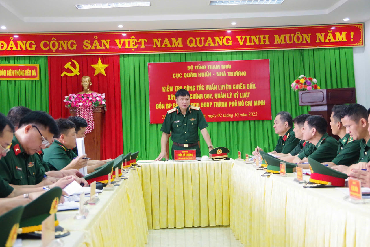 Thiếu tướng Trần Bá Khương, Phó Cục trưởng Cục Quân huấn - Nhà trường, Bộ Tổng Tham mưu phát biểu tại buổi kiểm tra