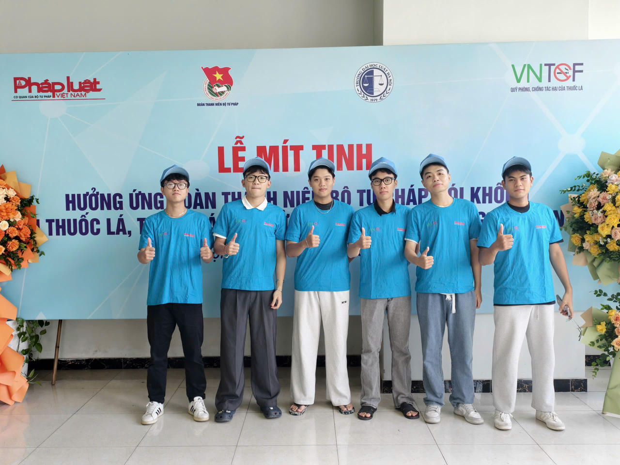 Sinh viên Trường Đại đọc Luật Hà Nội hào hứng hưởng ứng Lễ Mít tinh.