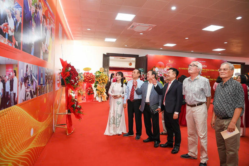 Tổng Biên tập Báo Công Thương Nguyễn Văn Minh cùng các nguyên lãnh đạo Báo Công Thương thăm quan triển lãm Báo Công Thương qua các thời kỳ.