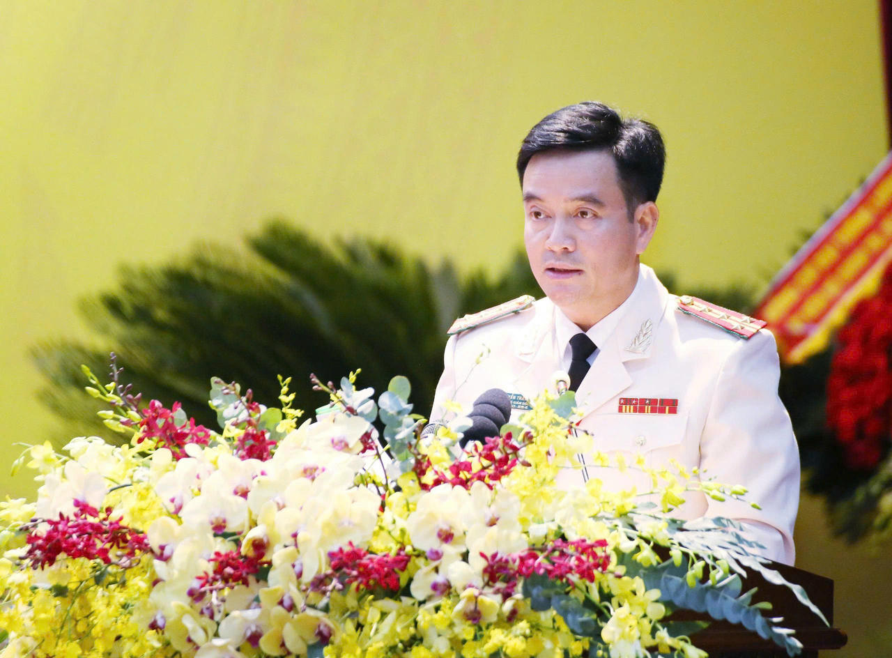 Đại tá Nguyễn Thành Sơn, Phó Giám đốc Công an tỉnh Hưng Yên, trình bày tham luận tại Đại hội.