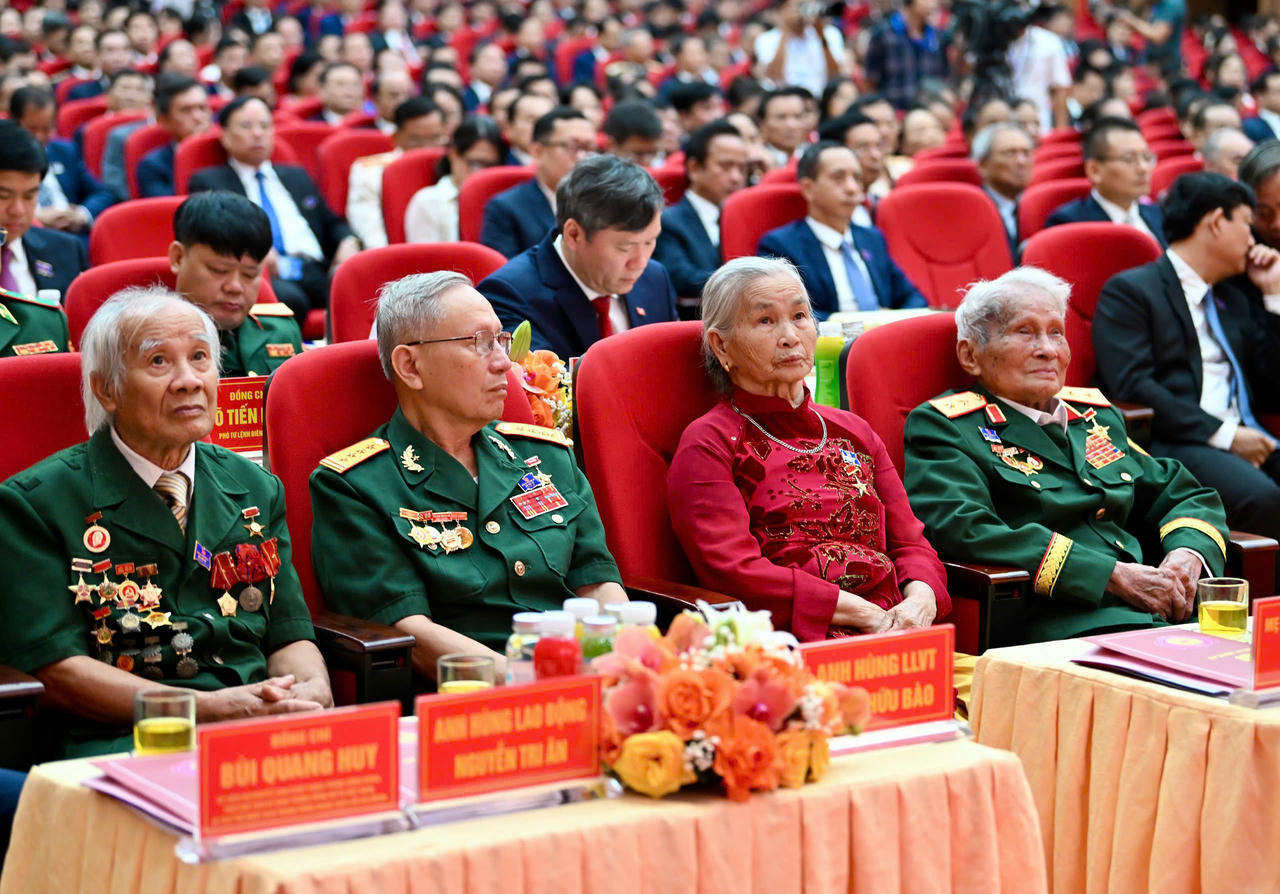 Các đại biểu, khách mời tham dự Đại hội