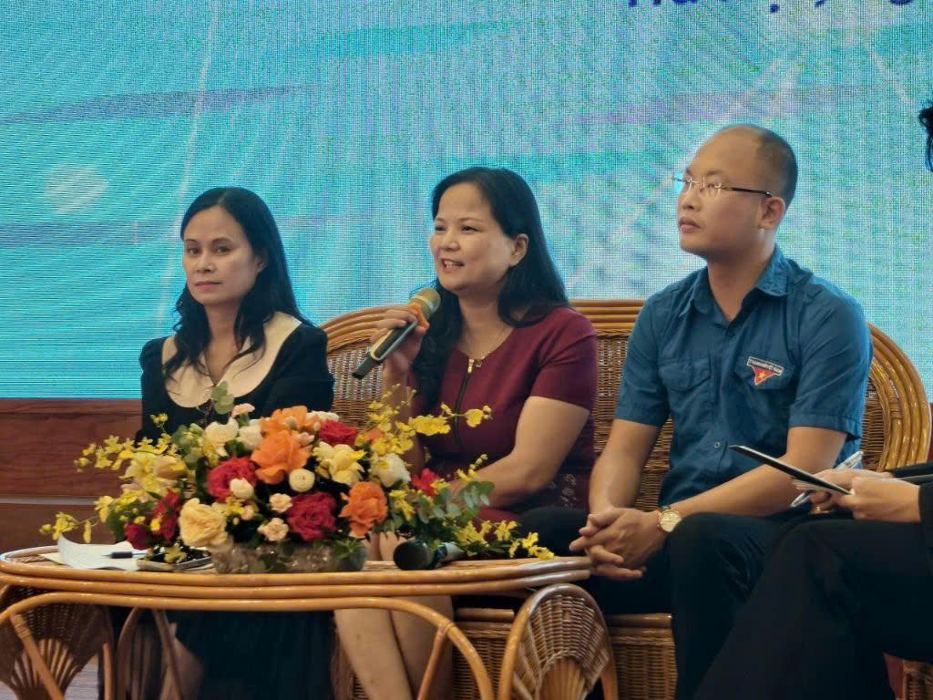 PGS.TS. Phan Thu Phương - Giám đốc Trung tâm Hô hấp, Bệnh viện Bạch Mai, trả lời các câu hỏi và tư vấn cách phòng, chống tác hại thuốc lá mới cho sinh viên. 