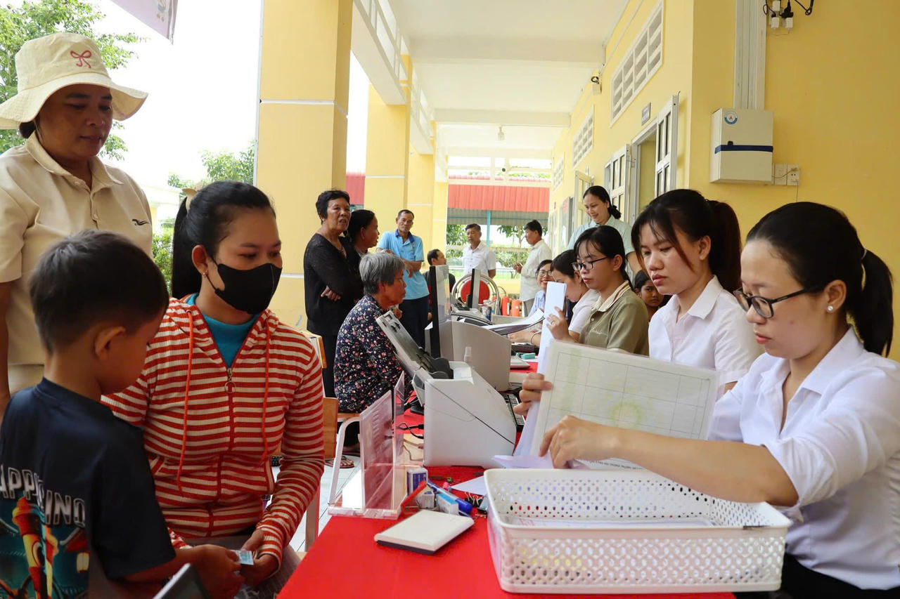 Tổ Hành chính công lưu động xã Mỹ Hương (TP Cân Thơ) tận tình xuống ấp để phục vụ người dân