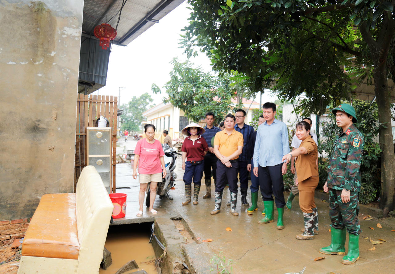 Chủ tịch UBND tỉnh Lào Cai Trần Huy Tuấn cùng đoàn công tác kiểm tra, chỉ đạo khắc phục hậu quả mưa lũ tại phường Nam Cường