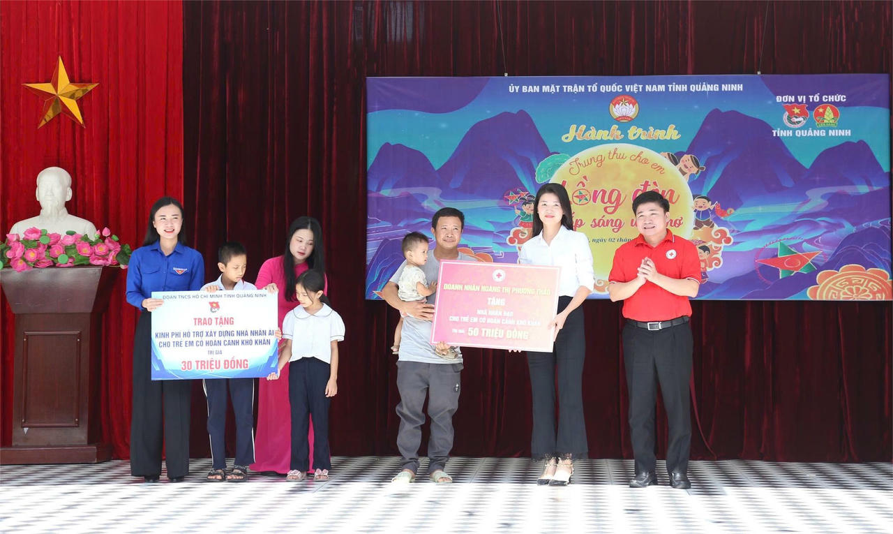 Phó Chủ tịch UBMTTQ Việt Nam tỉnh Quảng Ninh, Bí Thư Tỉnh đoàn Quảng Ninh Nguyễn Phương Thảo trao kinh phí hỗ trợ xây dựng “Nhà nhân ái”, và bà Hoàng Thị Phương Thảo - Trung tâm Alogolf trao tặng “Nhà nhân đạo” cho học sinh có hoàn cảnh khó khăn trên địa bàn phường.