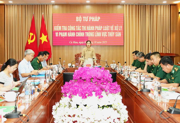 Đoàn công tác Bộ Tư pháp kiểm tra công tác thi hành pháp luật về thủy sản tại BĐBP Cà Mau