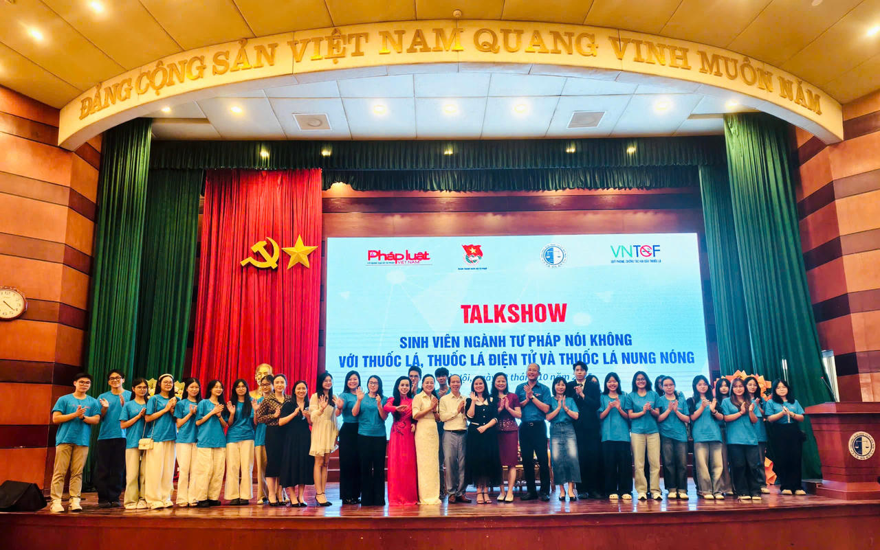 Các chuyên gia, khách mời và đại diện đoàn viên, sinh viên ngành Tư pháp hưởng ứng "Nói Không với thuốc lá, thuốc lá điện tử và thuốc lá nung nóng".