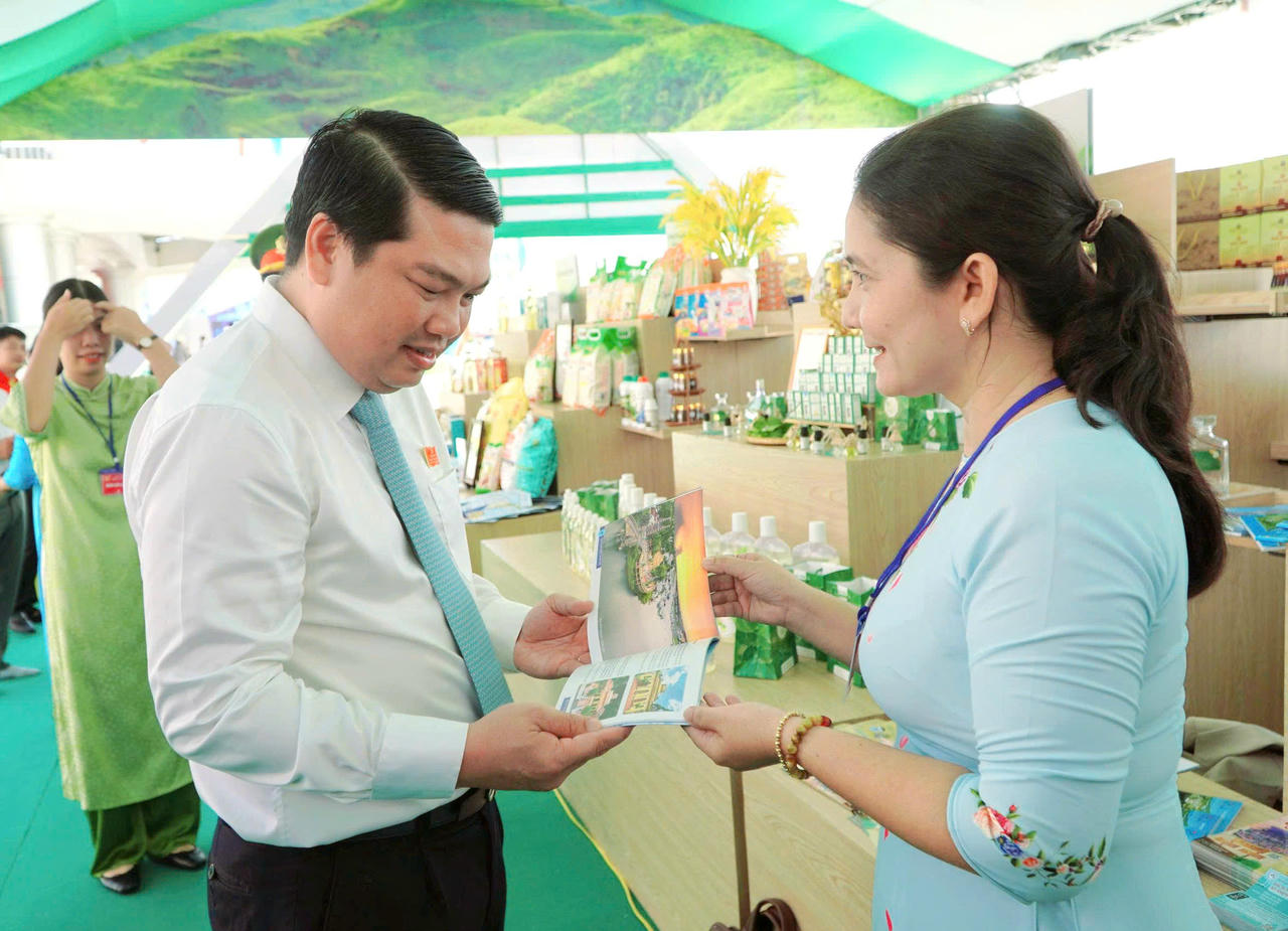 Phó Chủ tịch UBND tỉnh An Giang Lê Trung Hồ
tham quan gian hàng triển lãm sản phẩm OCOP.