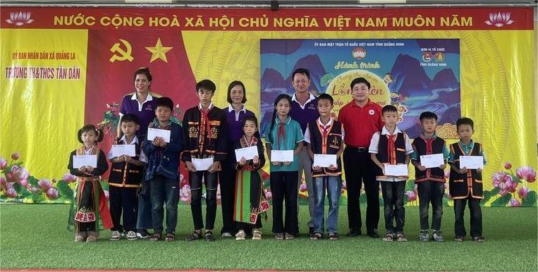 Câu lạc bộ Tâm Bằng Hữu (Quảng Ninh) trao các phần quà cho các cháu.