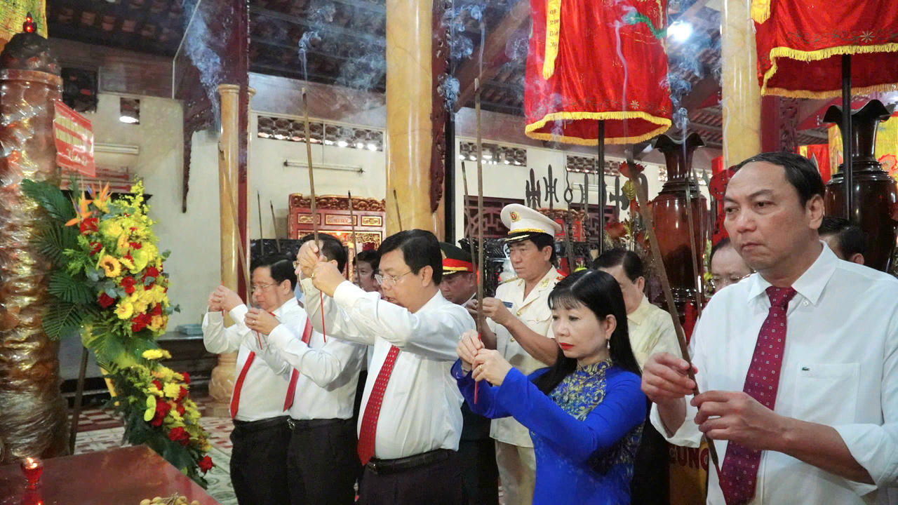 Lãnh đạo tỉnh An Giang dâng hương Anh hùng dân tộc Nguyễn Trung Trực nhân Đại hội Đảng bộ tỉnh lần thứ I