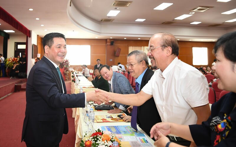 Bộ trưởng Nguyễn Hồng Diên và nguyên lãnh đạo Báo Công Thương các thời kỳ tham dự Lễ kỷ niệm