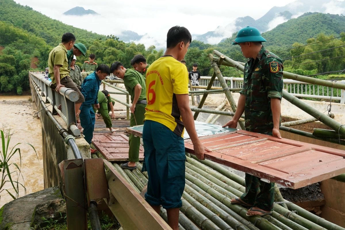 Một phần mố cầu
Sơn Thủy được dựng cầu tạm bằng tre, luồng ván gỗ để người dân tạm thời qua lại thuận tiện bảo đảm giao thông thông suốt. (Ảnh CATH)