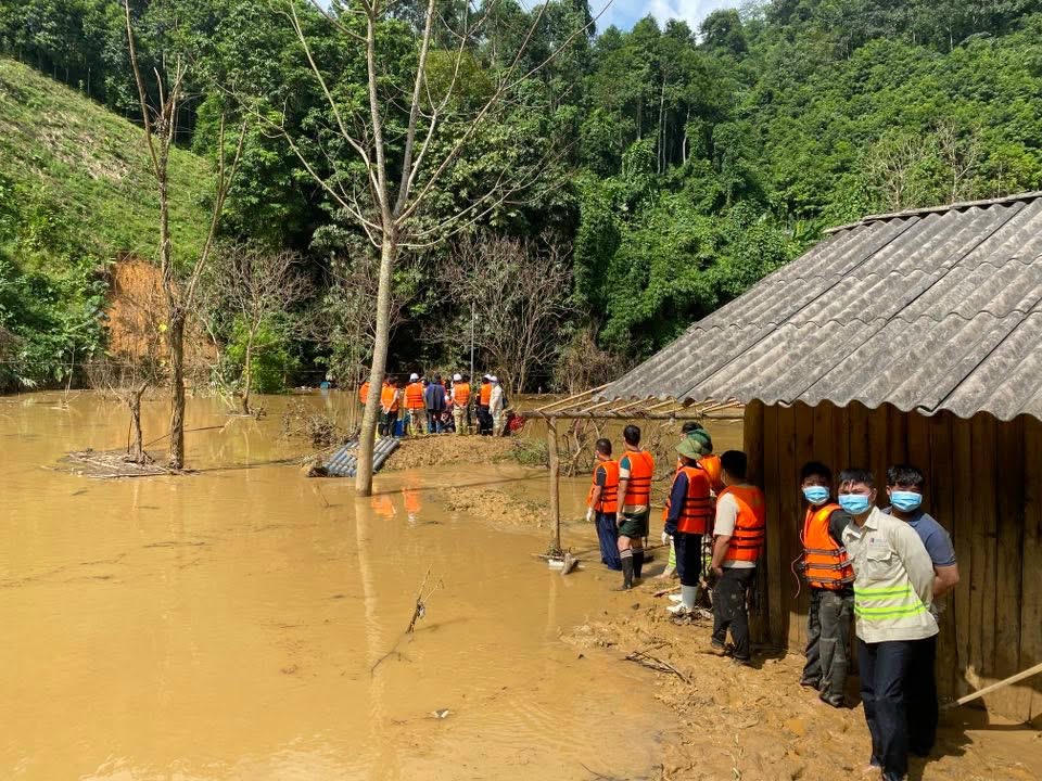 Lực lượng chức năng đã tìm thấy nạn nhân thứ ba trong vụ lũ cuốn.(Ảnh: Lê Hanh)