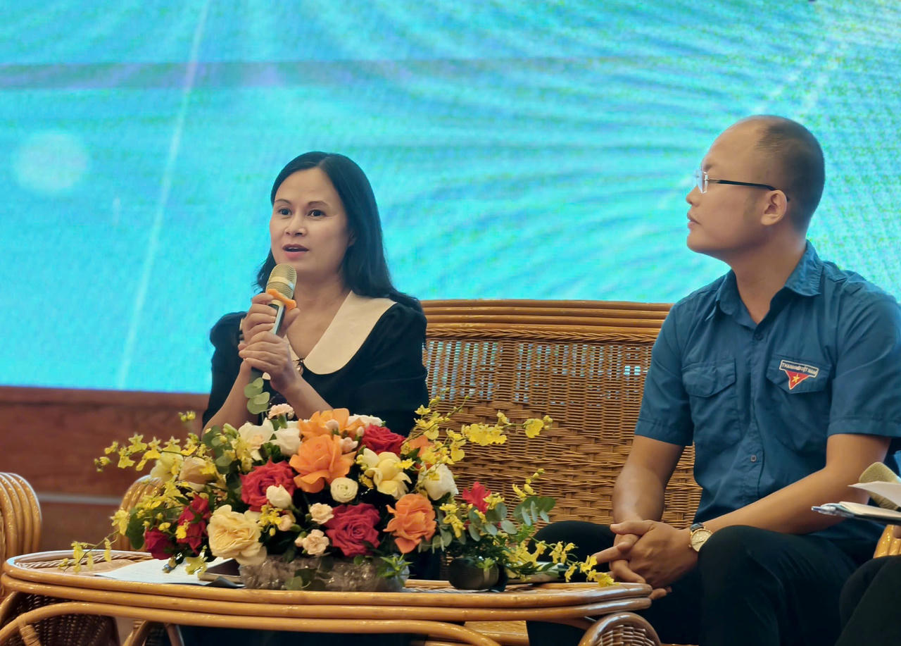 Ths. Nguyễn Thị Thu Hương - Phụ trách Phòng Nghiệp vụ, Quỹ Phòng, chống tác hại của thuốc lá (Bộ Y tế) giải đáp thắc mắc của sinh viên.