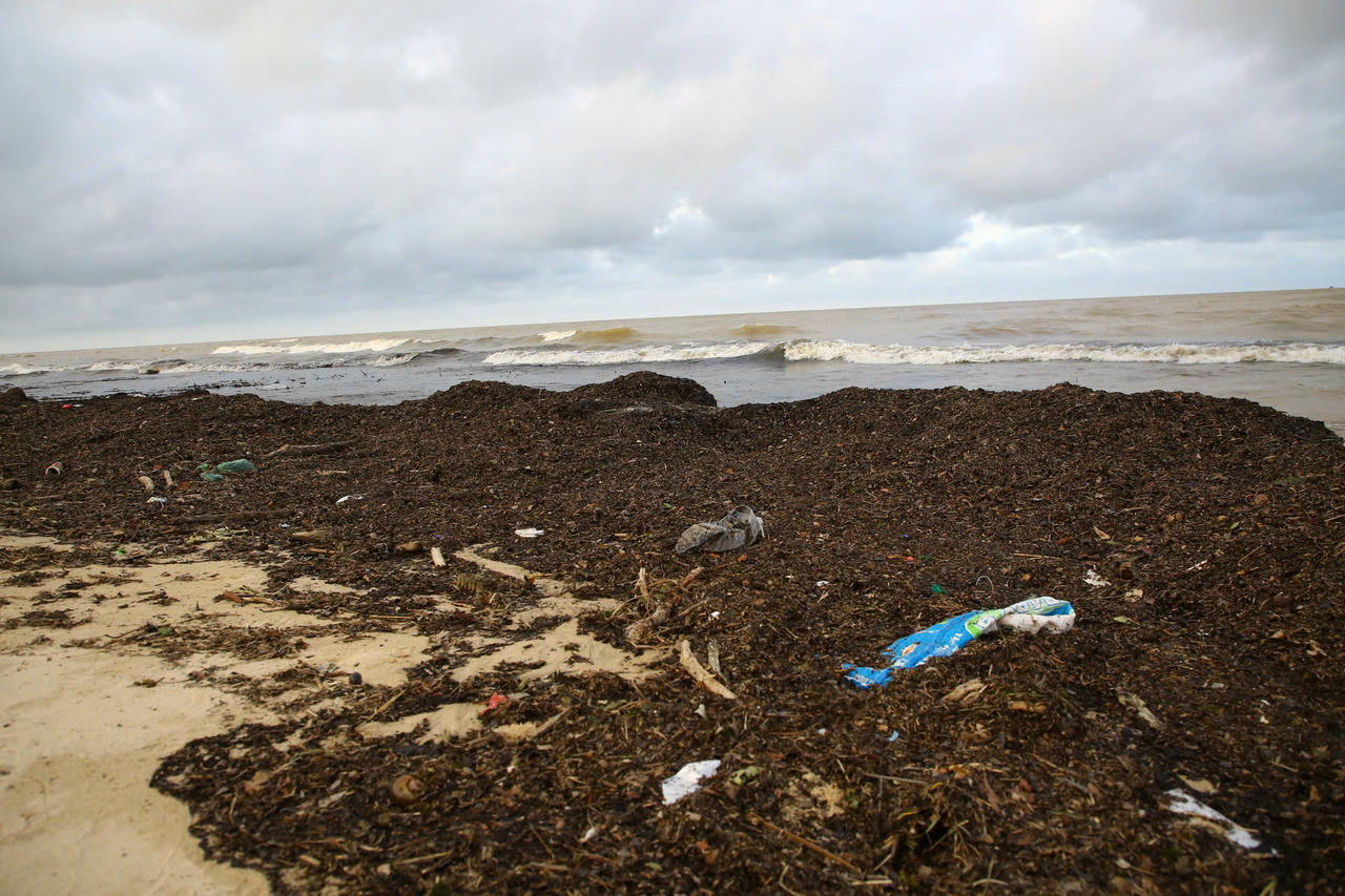 Rác tràn ngập bãi biển Nhật Lệ
sau bão số 10.