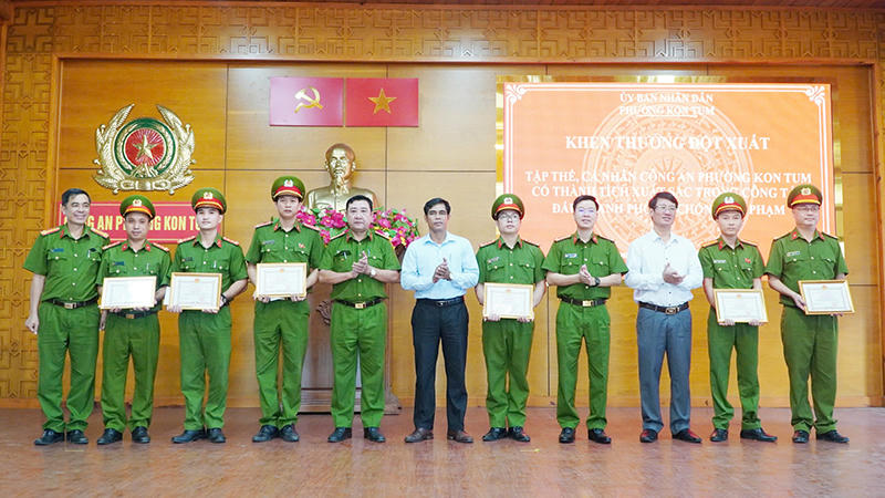 Khen thưởng đột xuất lực lượng triệt phá nhanh nhóm đối tượng trộm dây cáp điện ở Quảng Ngãi