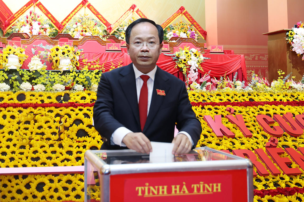 Bí thư Tỉnh ủy Hà Tĩnh Nguyễn Duy Lâm quyên góp ủng hộ đồng bào bị bão số 10 tại buổi phát động.