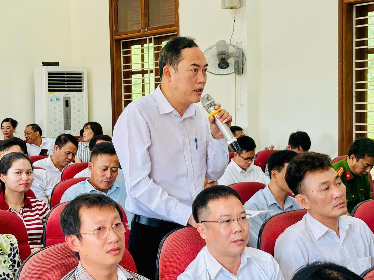 Cử tri kiến nghị tại buổi tiếp xúc.