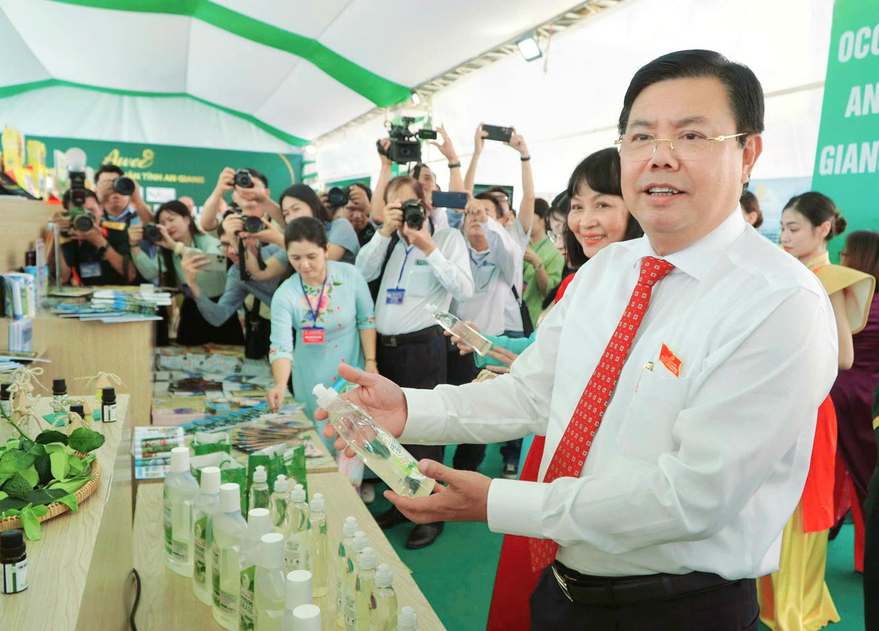 Bí thư Tỉnh ủy An Giang Nguyễn Tiến Hải thăm quan triển lãm.