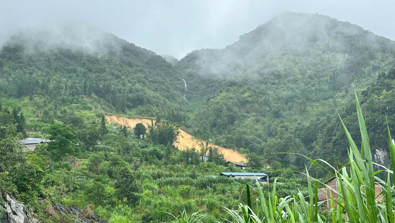 Thôn Má Lầu nằm lưng chừng núi với sắc xanh phủ kín bản làng bỗng hóa tang thương vì lũ dữ. Ảnh: Ngọc Đức.