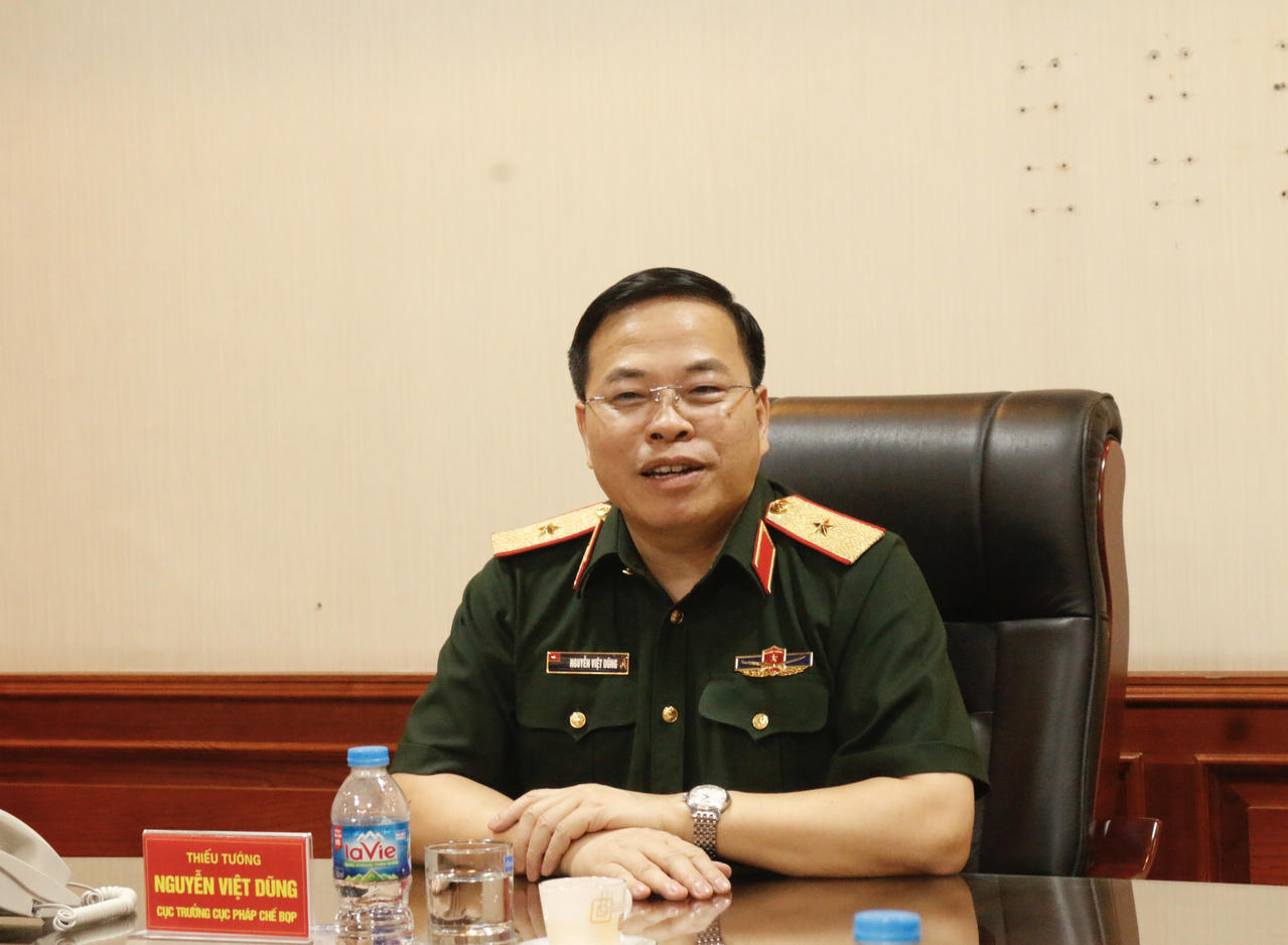 Thiếu tướng Nguyễn Việt Dũng, Cục trưởng Cục Pháp chế, Bộ Quốc phòng phát biểu tại buổi lễ.