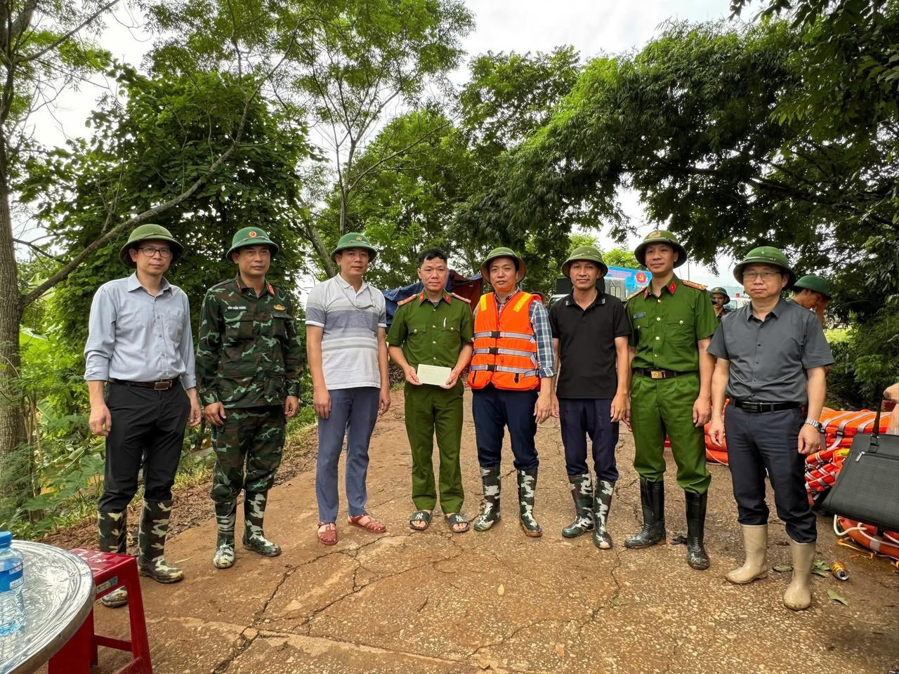Chủ tịch tỉnh Cao Bằng tặng quà cán bộ, chiến sĩ đang hỗ trợ khắc phục hậu quả mưa lũ tại xã Hoà An. (Ảnh: PV)