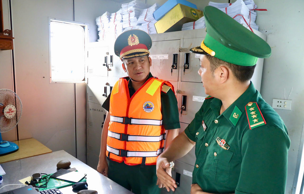 Đoàn công tác tiến hành kiểm tra, nắm tình hình tại Trạm Kiểm soát Biên phòng Bến Đá.