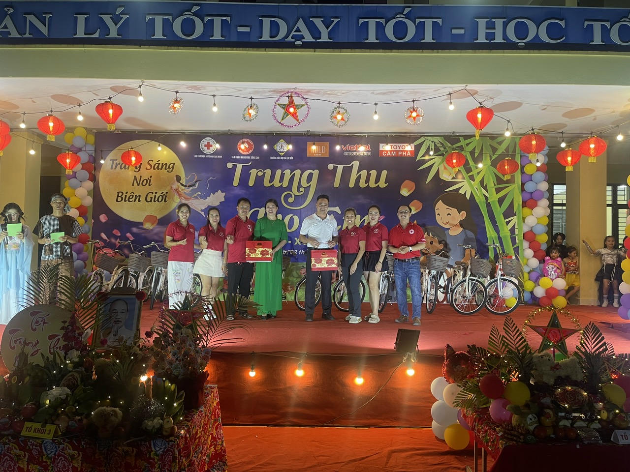Ban Chủ nhiệm CLB Ngân hàng máu sống 24h trao quà lưu niệm cho nhà trường và đại diện xã Lục Hồn.