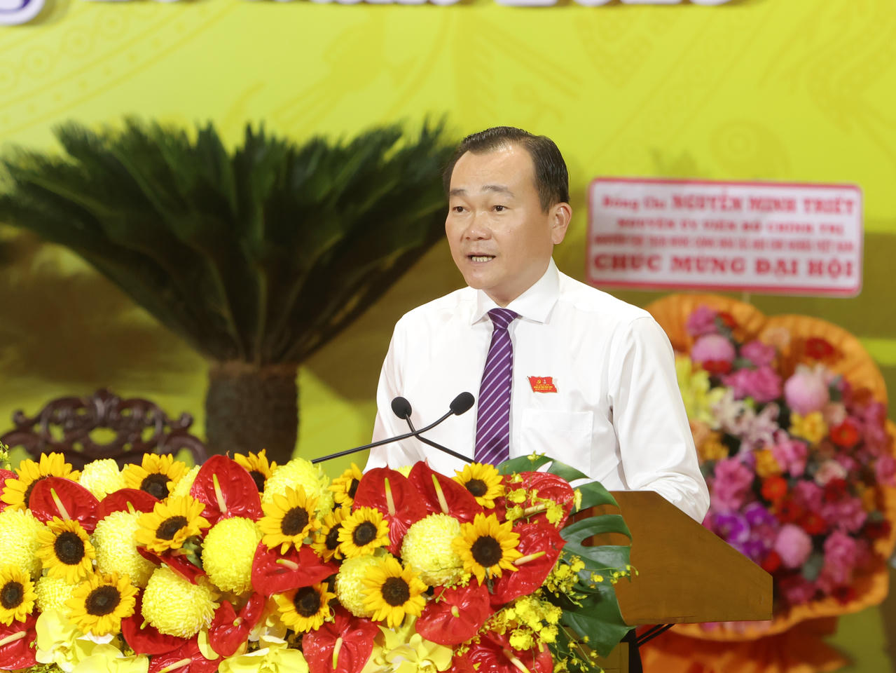 Ông Nguyễn Minh Dũng - Phó Bí thư Tỉnh ủy, Chủ tịch HĐND tỉnh Vĩnh Long thông qua chương trình ngày làm việc chính thức của Đại hội.