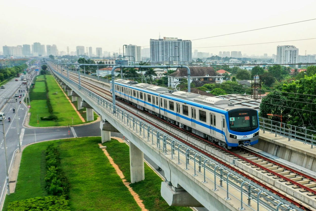 Việc phát triển đồng bộ các tuyến đường sắt liên vùng và metro đô thị không chỉ giải quyết áp lực giao thông, mà còn đóng vai trò chiến lược trong phát triển kinh tế – xã hội.