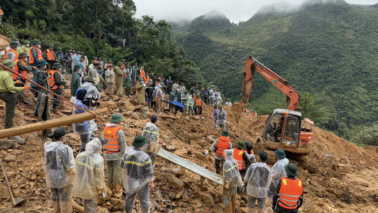 Thời điểm lực lượng chức năng phát hiện ra thi thể nạn nhân đầu tiên trong vụ sạt lở đất. Ảnh: Ngọc Đức.
