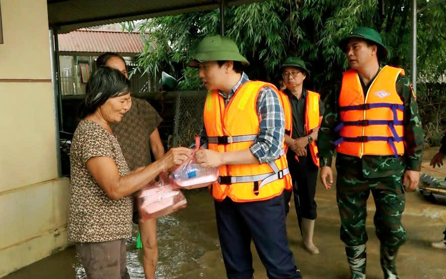 Chủ tịch tỉnh Cao Bằng thăm hỏi, trao các suất ăn cho người dân xóm Nà Tẻng, xã Hòa An. (Ảnh: PV)