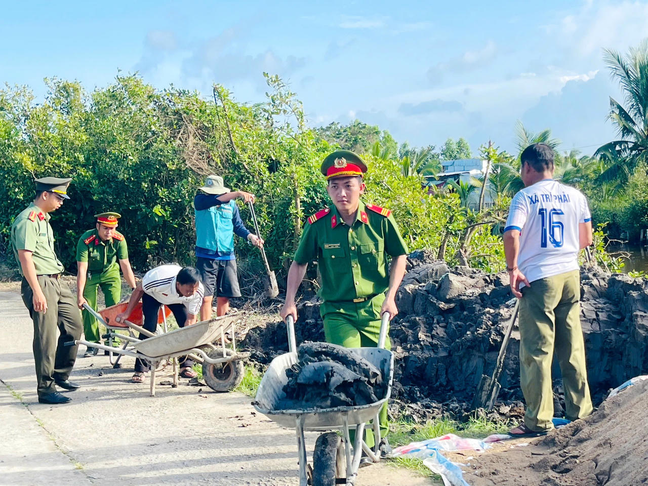Cán bộ, chiến sĩ Công an trong tỉnh Cà Mau hỗ trợ đắp nền, xóa nhà tạm, nhà dột nát cho hộ dân khó khăn.