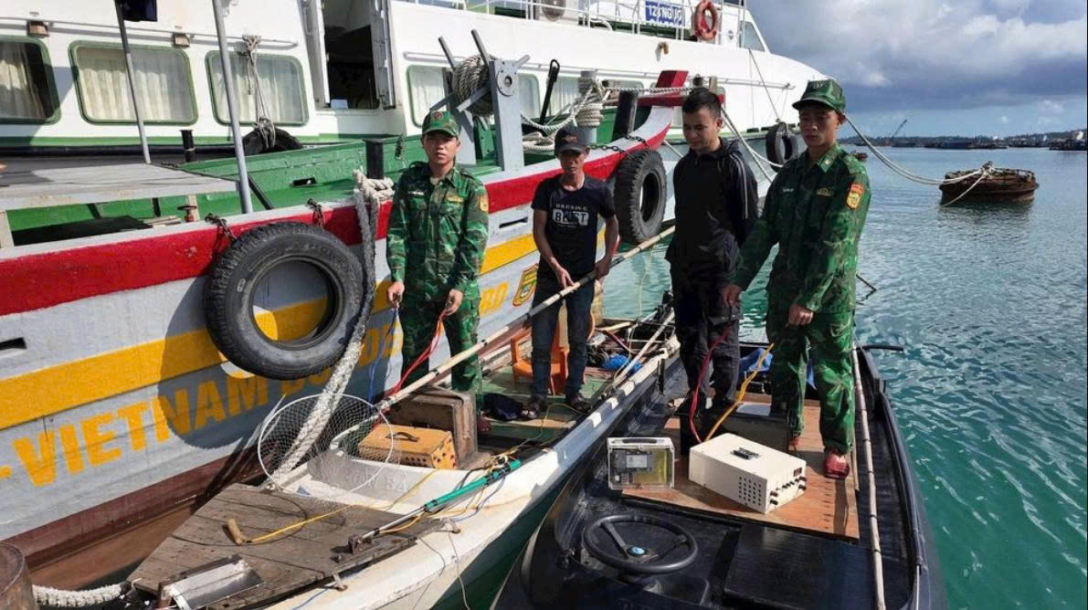 Bắt giữ 2 đối tượng dùng kích điện khai thác thủy sản trái phép tại Cô Tô