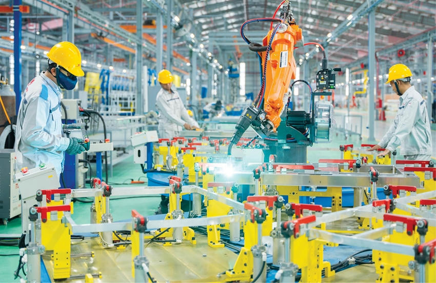 Dây chuyền sản xuất, lắp ráp ô tô tại Kim Long Motor Huế đều được tự động hóa. 