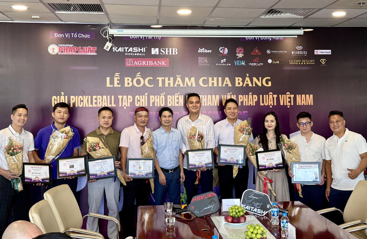Ban tổ chức chụp ảnh lưu niệm cùng các nhà tài trợ, đơn vị đồng hành cùng Giải Pickleball Tạp chí Phổ biến và Tham vấn Pháp luật Việt Nam tranh Cúp Kaitashi 2025.