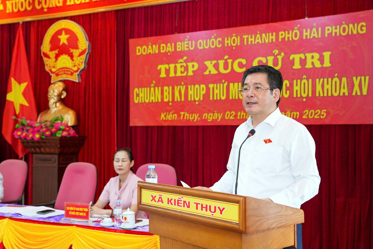 Bộ trưởng Bộ Công Thương Nguyễn Hồng Diên phát biểu tại buổi tiếp xúc cử tri.