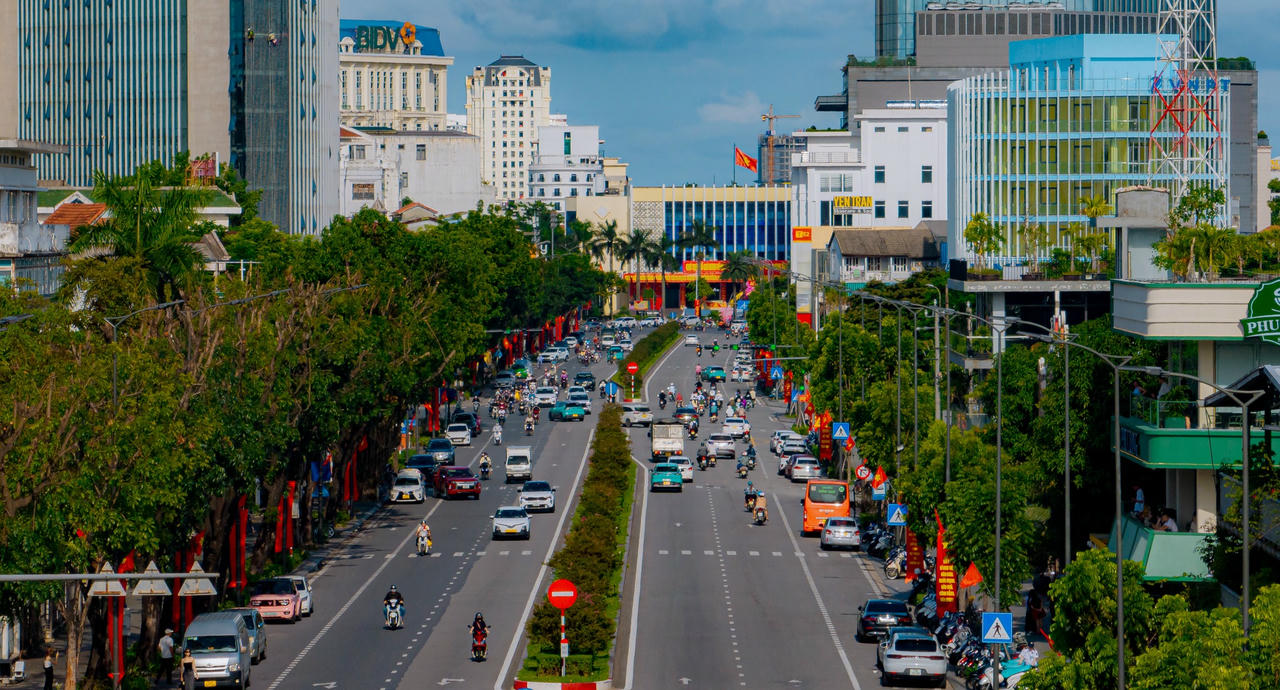 Cờ Đảng và cờ Tổ quốc được trang trí rực rỡ khắp các tuyến đường.