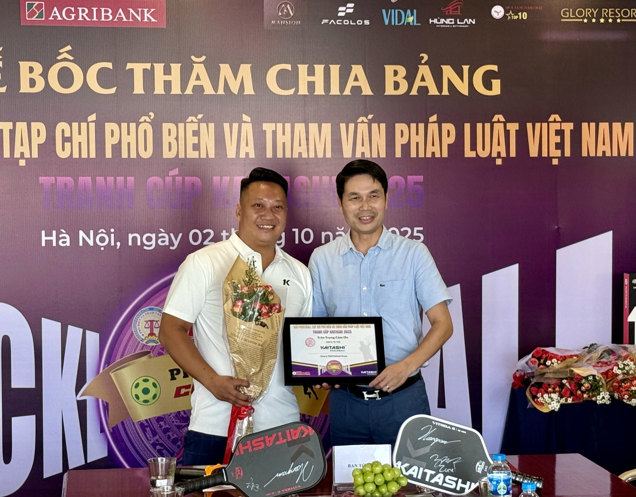 Nhà báo Nguyễn Thành Đoàn, Tổng Biên tập Tạp chí Phổ biến và Tham vấn Pháp luật Việt Nam tặng hoa cho ông Nguyễn Phi Hùng, đại diện nhà tài trợ Kaitashi Group.