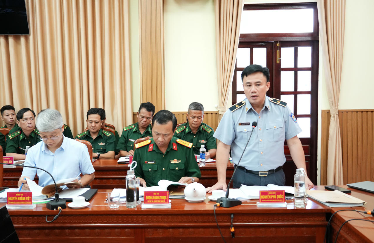 Thành viên đoàn công tác của Bộ Tư pháp, phát biểu tại buổi kiểm tra công tác thi hành pháp luật về thủy sản.