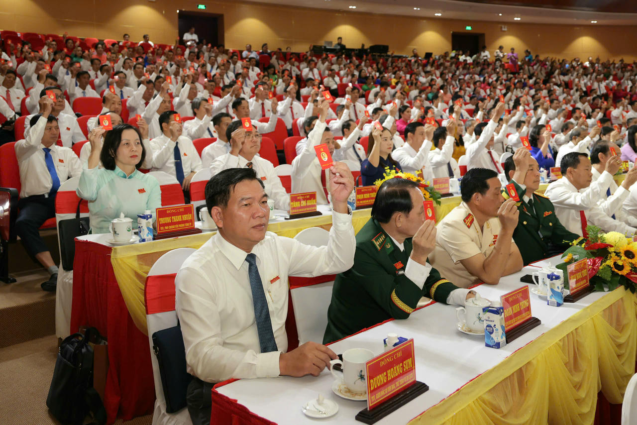 Các đại biểu tham gia biểu quyết