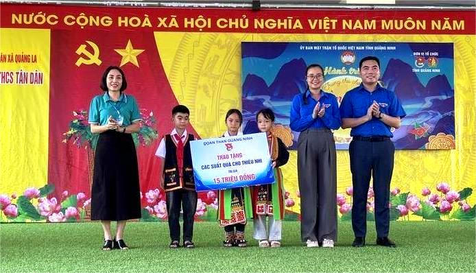 Đoàn than Quảng Ninh trao tặng các suất quà.