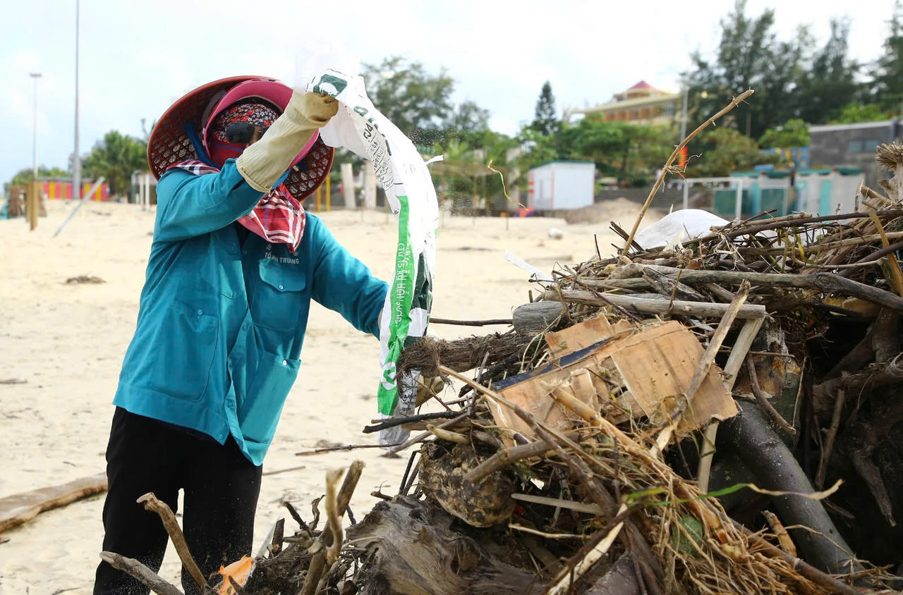 Ban Quản lý dịch vụ công ích Đồng
Hới huy động công nhân thu gom khối lượng rác khổng lồ.