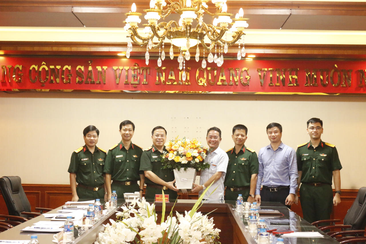 Đại diện Báo Pháp luật Việt Nam và Cục Pháp chế, Bộ Quốc phòng chụp ảnh lưu niệm.