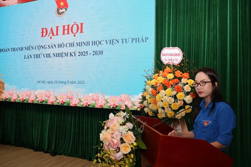 Đồng chí Lê Thu Thảo - Bí thư Đoàn báo cáo tình hình hoạt động của Đoàn TNCS Hồ Chí Minh Học viện Tư pháp trong nhiệm kỳ vừa qua. Nhiệm kỳ 2022-2025