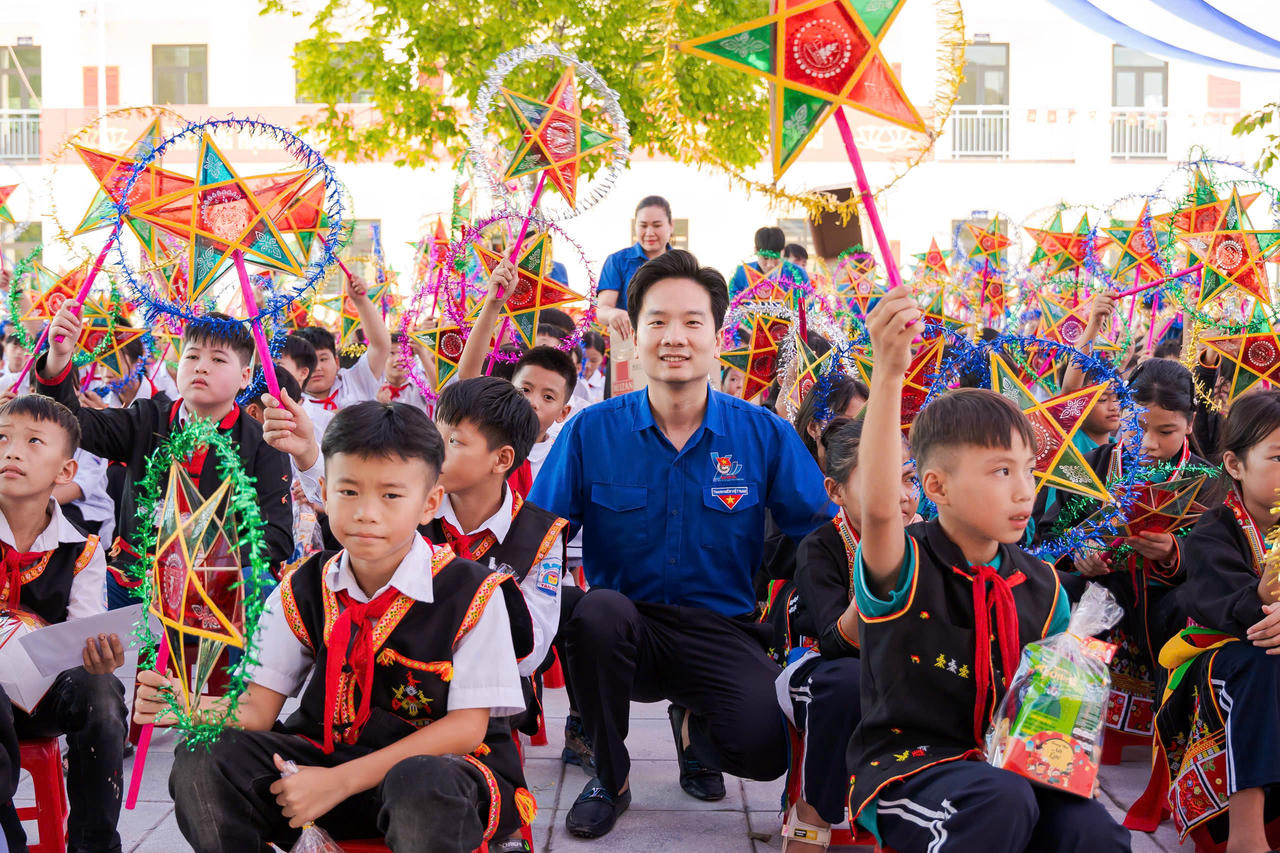 Phó Bí thư Tỉnh đoàn, Chủ tịch Hội Liên hiệp thanh niên tỉnh Quảng Ninh Nguyễn Vũ chung vui Tết Trung thu cùng các em học sinh.