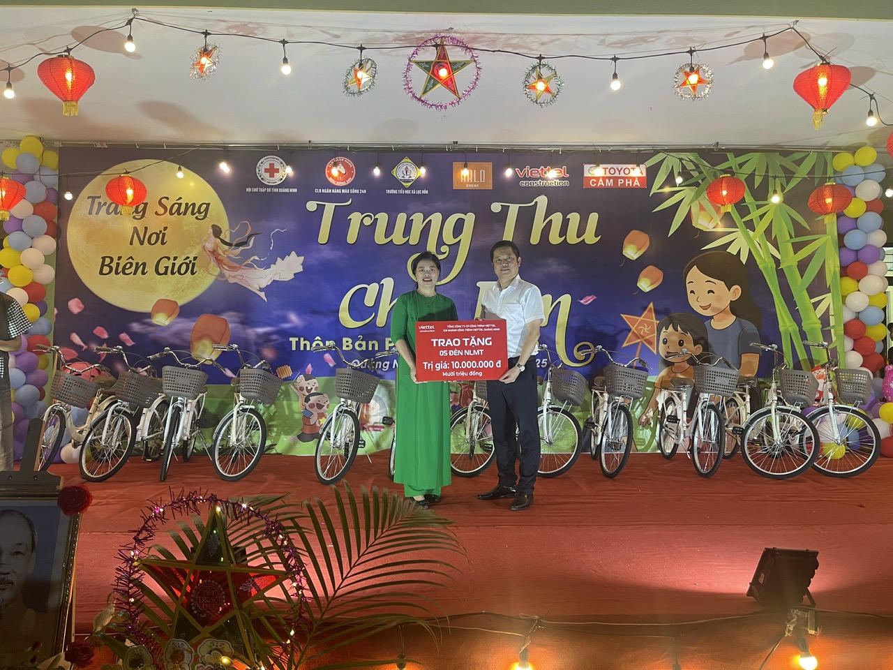 Ông Đặng Việt Phú - Phó Giám đốc Chi nhánh công trình Viettel Quảng Ninh - TCT CP Công trình Viettel trao Đèn năng lượng mặt trời.