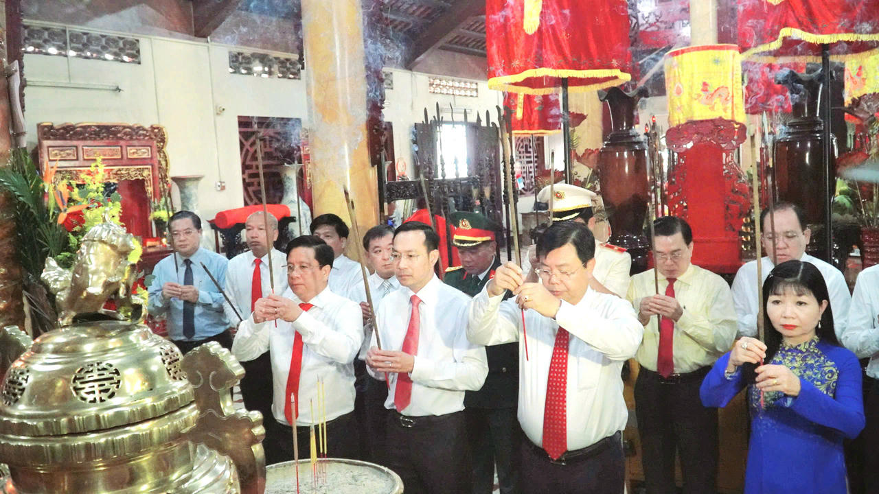 Lãnh đạo tỉnh An Giang dâng hương Anh hùng dân tộc Nguyễn Trung Trực nhân Đại hội Đảng bộ tỉnh lần thứ I